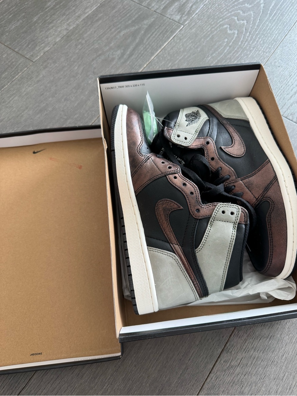 Jordan 1 Retro High
Light Army Rust Shadow Patina